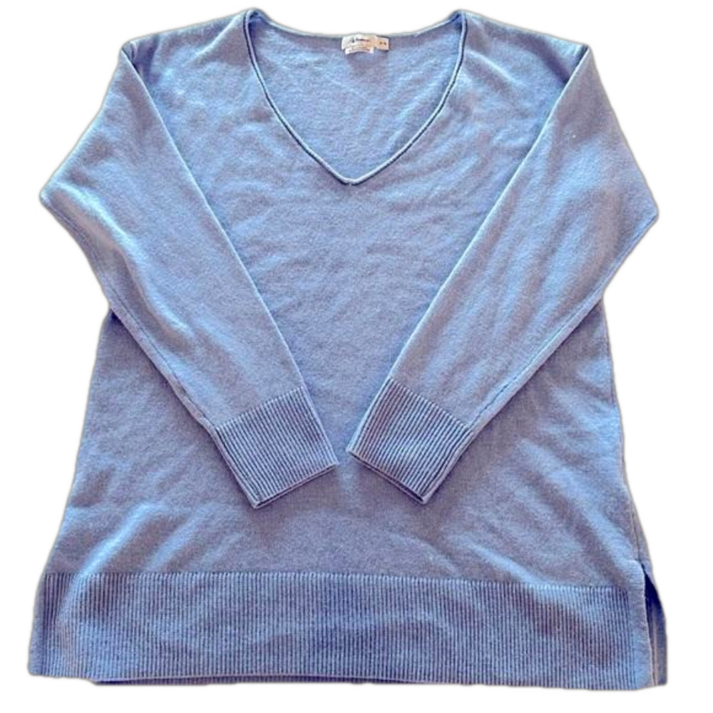 Cashmere Blend NWOT Light Blue V-Neck Sweater Small, fits like a Medium